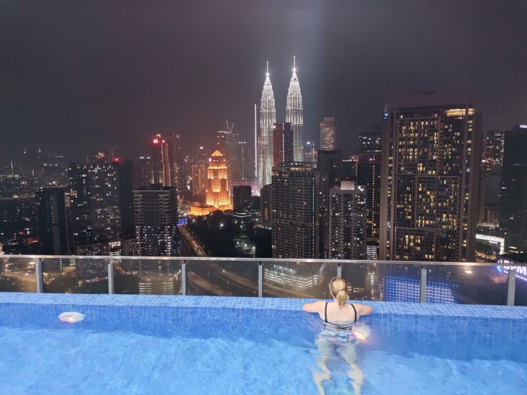 Uitzicht Infinity Pool Colony by Infinitum | Kuala Lumpur skyline | Petronas Towers