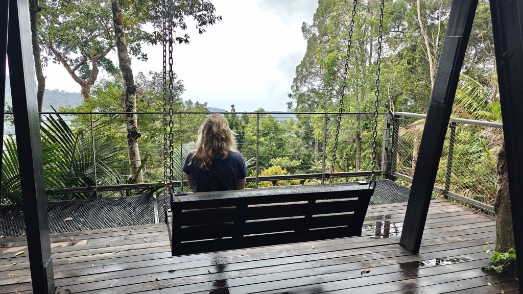 Cindy op de schommel in The Habitat Penang Hill