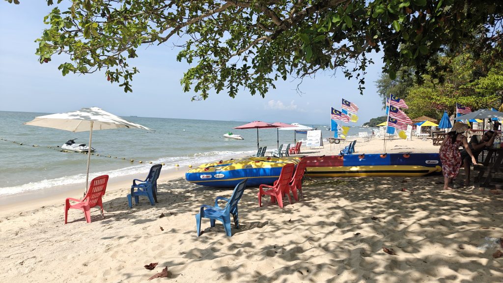 Kleurrijke stoelen en vlaggen op het strand van Batu Ferringhi Maleisië