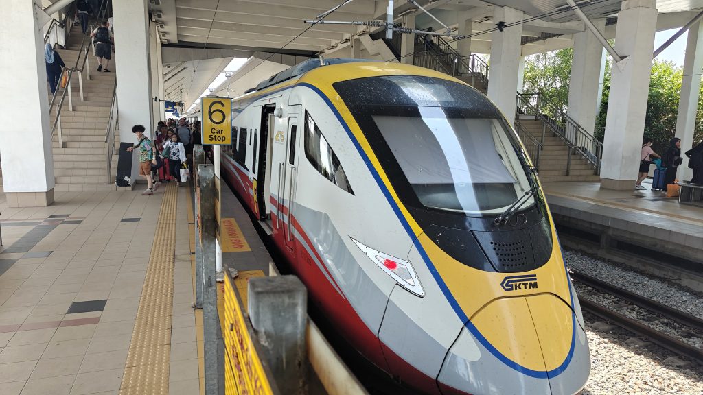 Trein op het station van Butterworth Maleisië KTM