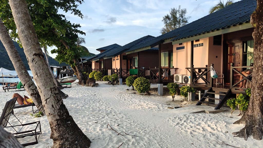 Tuna Bay Island Resort |  huisjes op het strand | Maleisië