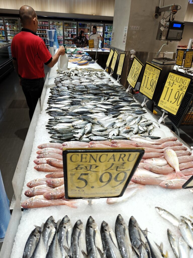 Verse vis in Maleisische supermarkt in Kuala Lumpur