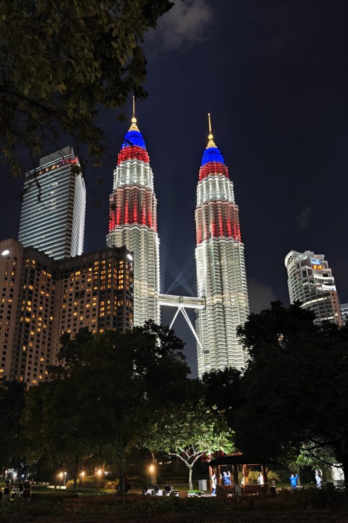 Petronas Towers in de kleuren van de Maleisische vlag vanuit KLCC Park