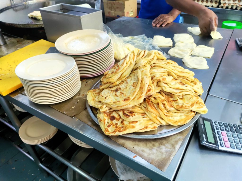 Roti Canai bij Mansion Tea Stall Al Amna in de Indiase wijk van Kuala Lumpur