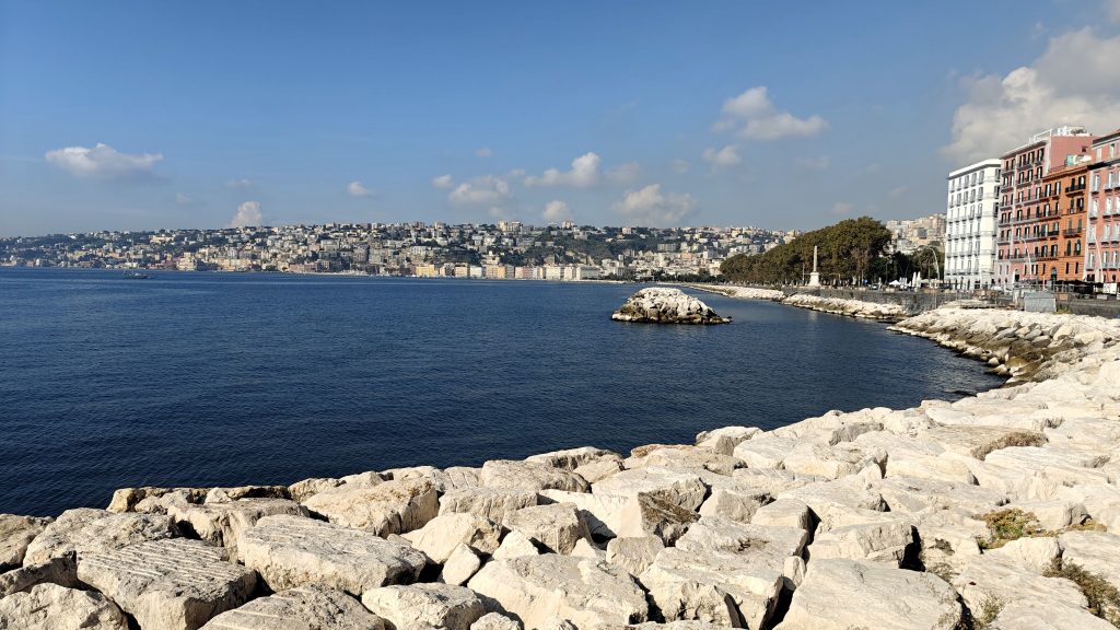Boulevard langs de Middellandse Zee in Napels