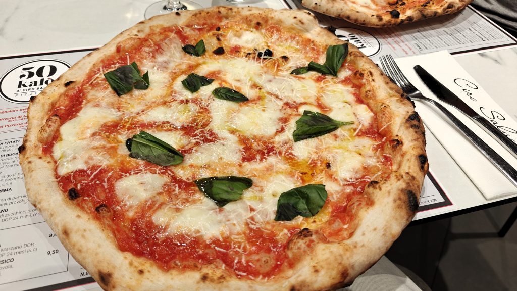 Neapolitaanse pizza bij 50 Kalo in Napels