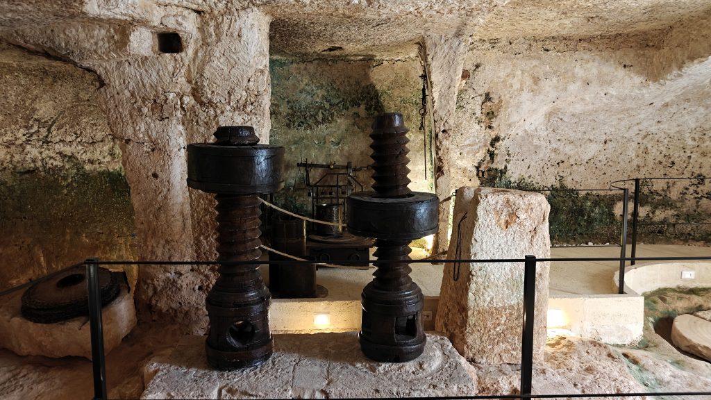 Oude olijfoliemolen bij Extravergine Savoie in Puglia Italie