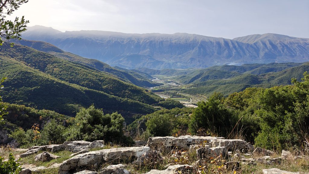 Uitzicht over de Langarica Vallei vanaf de Langarica Canyon Permet
