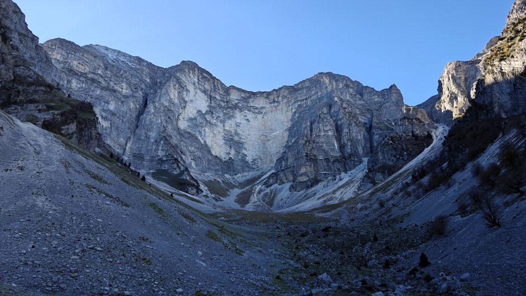 Wandelen naar het bekken boven de Sopotit waterval bij Permet Albanië