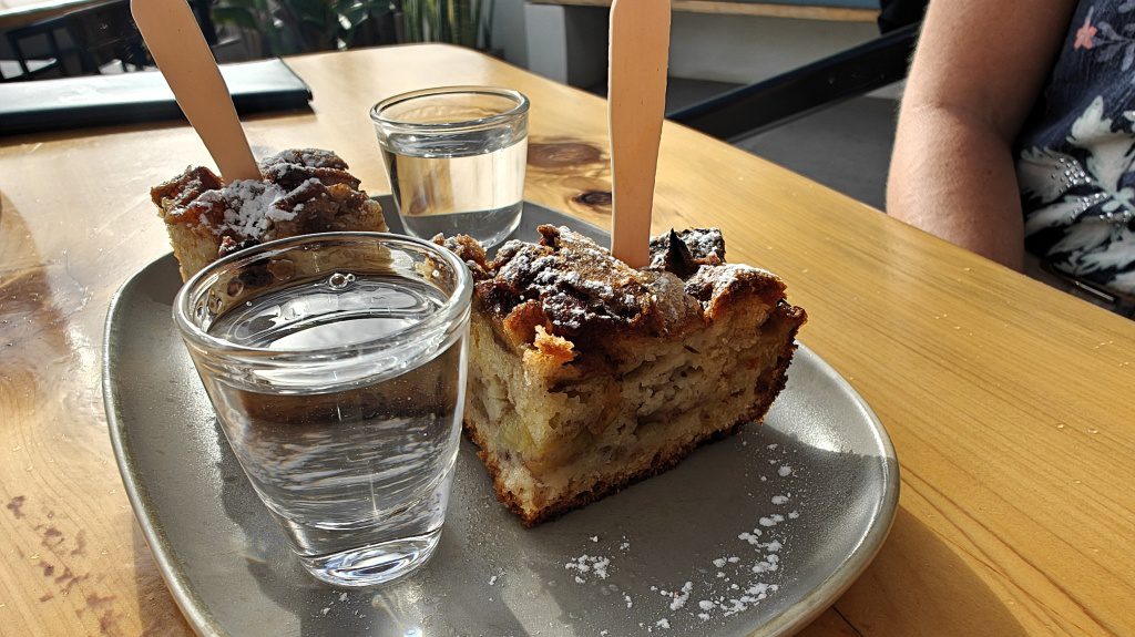 Een typisch Grieks dessert_een taartje en raki van het huis