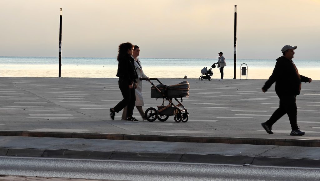 Pantoffeluurtje op de Lungomare in Vlorë Albanië