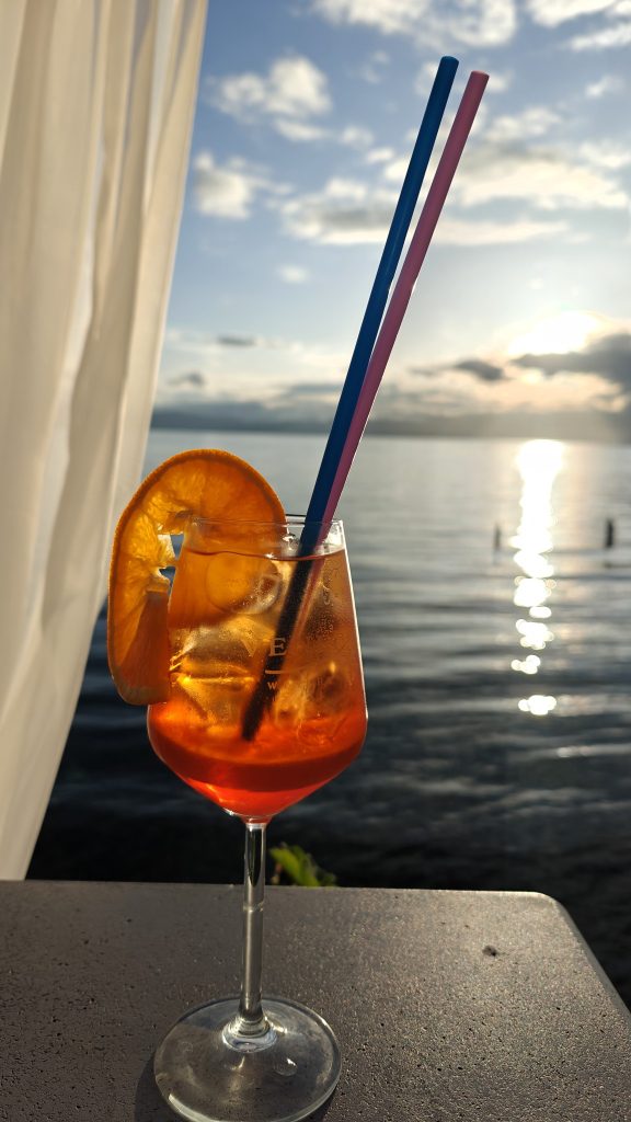 Aperol Spritz bij zonsondergang aan het meer van Ohrid Noord Macedonië