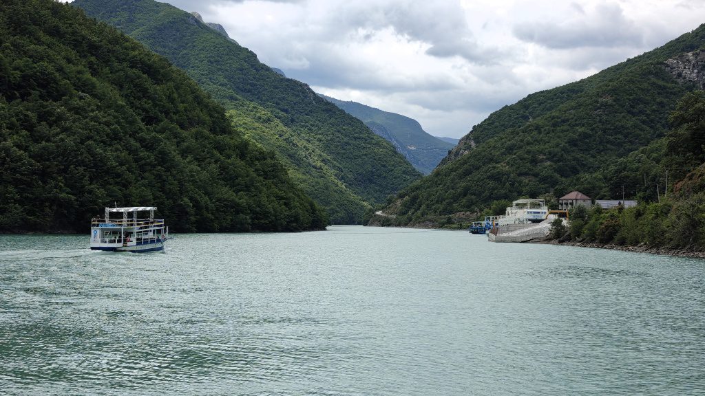 Boottocht over Koman meer in Albanië