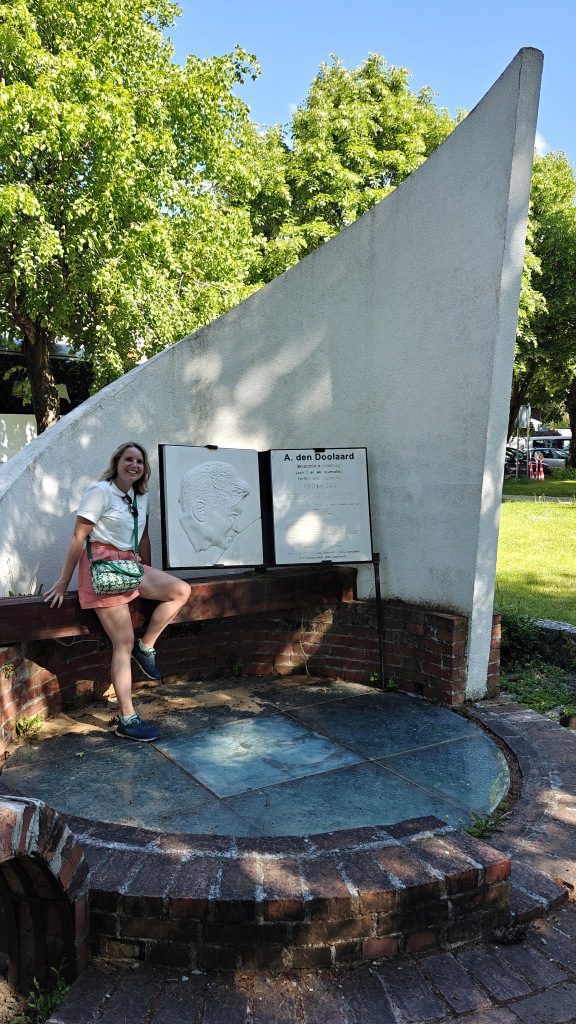 Monument voor schrijven A. Den Doolaard in Ohrid