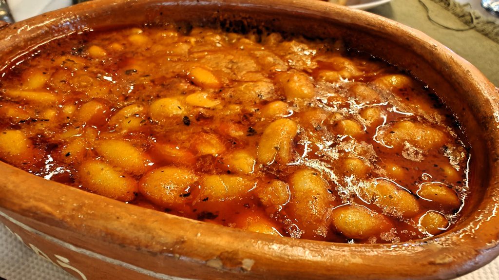 Tavche Gravche is een traditioneel Macedonisch gerecht met witte bonen
