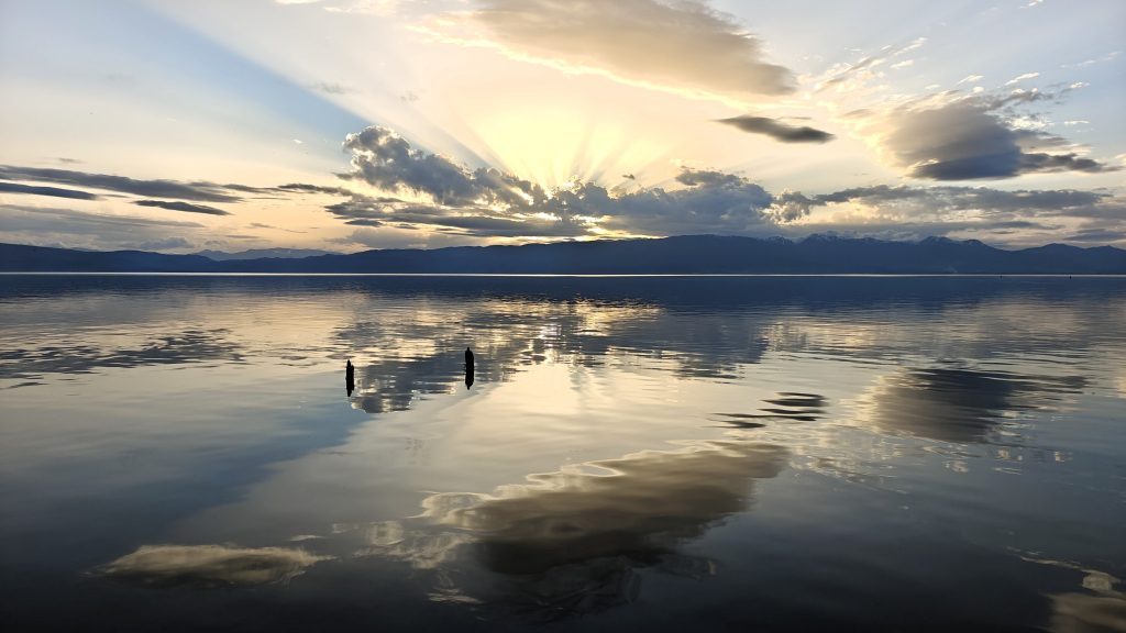 Zonsondergang aan het meer van Ohrid Noord-Macedonië
