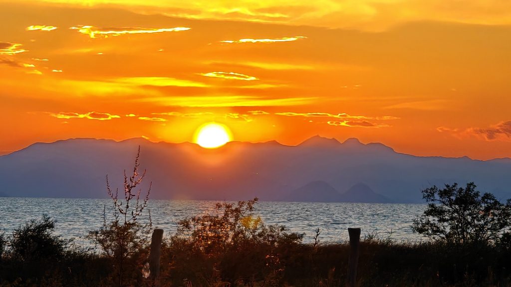 Zonsondergang bij het meer van Shkoder Albanië