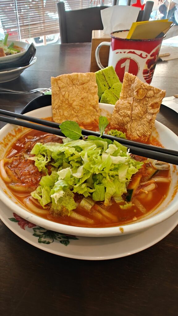 Assam Laksa bij een kopitiam in Ipoh Maleisië