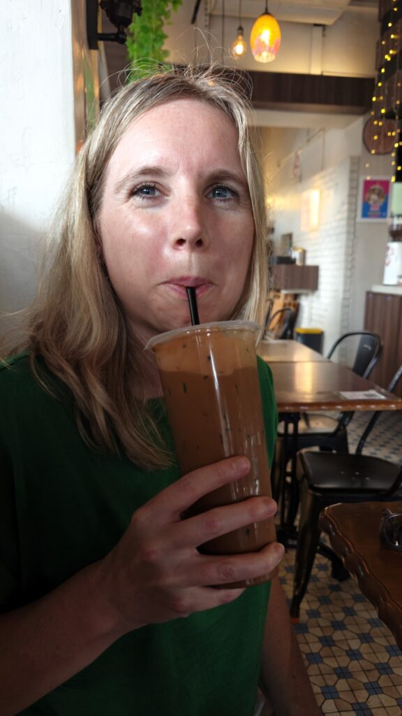 Cindy drinkt Ipoh White Coffee