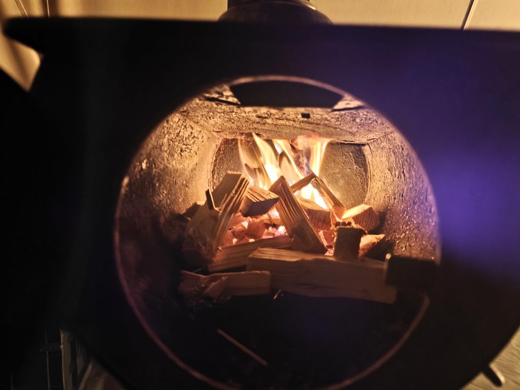 Brandende kachel in winter tipi tijdens winterkamperen