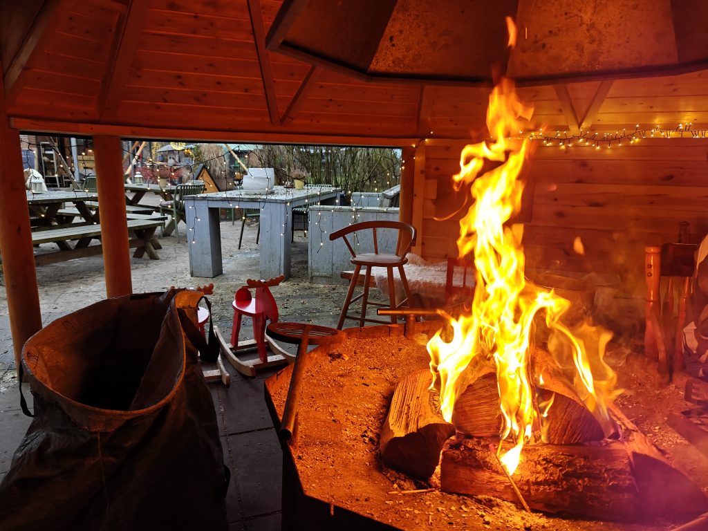 Oetdoor kampvuur in de Finse kota