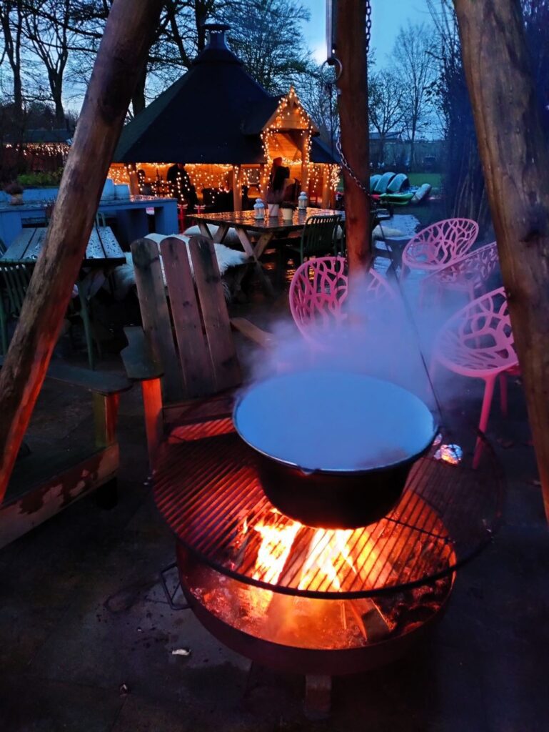 Oetdoor koken op kampvuur