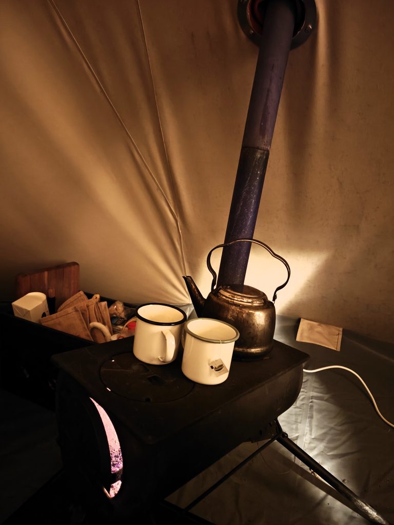 Winterglamping | kachel in tipi tijdens winterkamperen