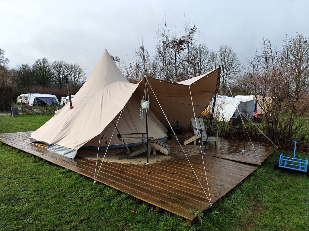 Winterkamperen in een tipi met houtkachel