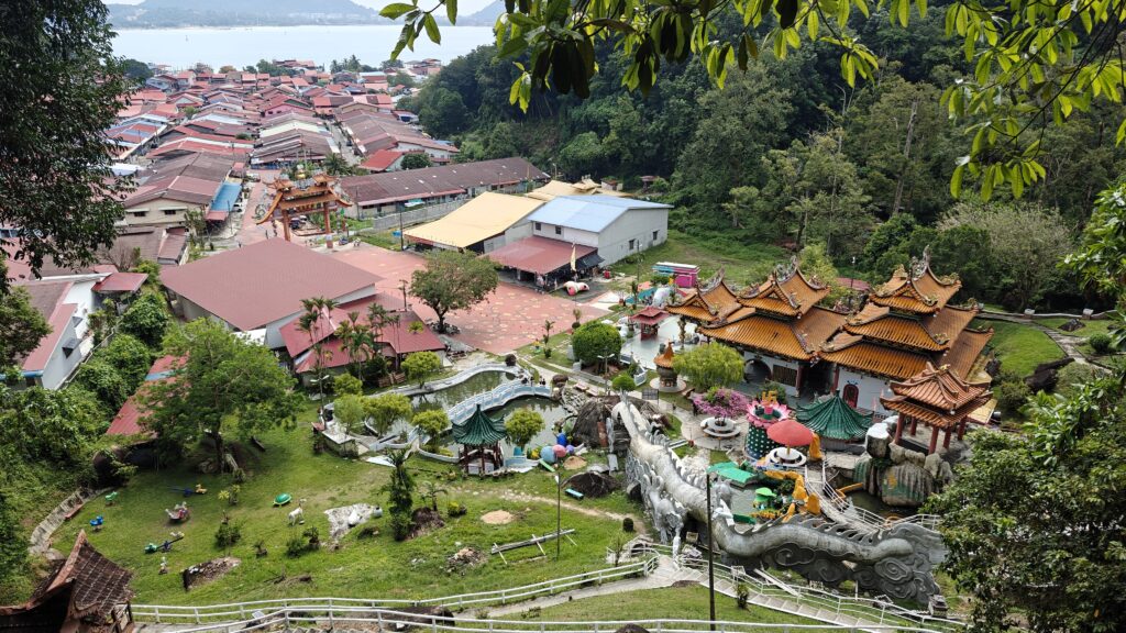 Fu Lin Kong tempel en uitzicht op Sungai Pinang Besar