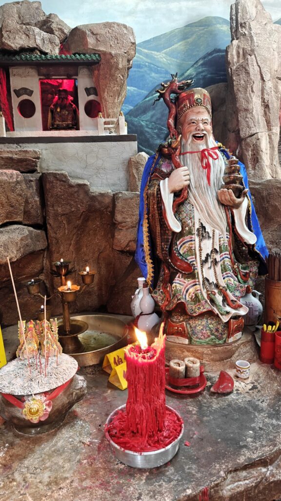 Fu Lin Kong tempel_beeld lachtende taoist