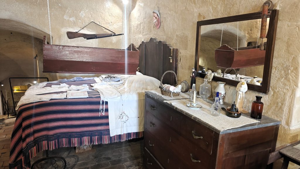 Interieur van een grotwoning in Matera