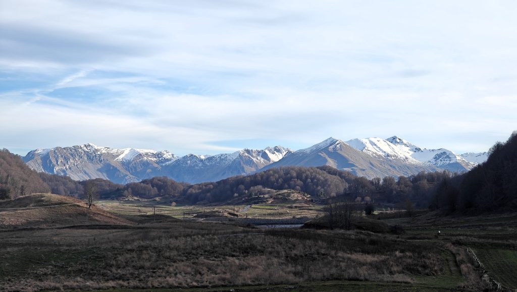 Besneeuwde bergtoppen in Noord-Griekenland