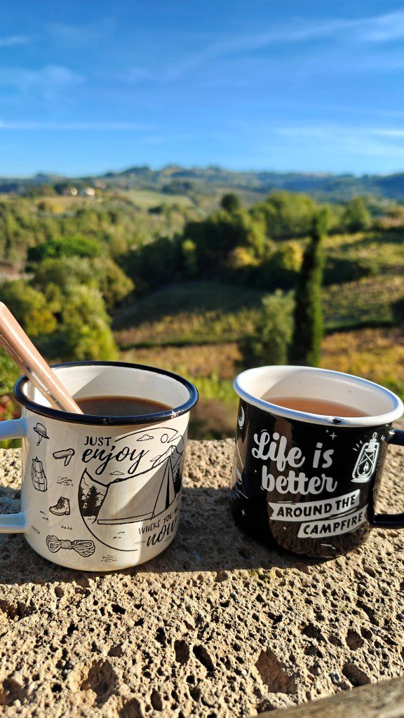 Koffie met uitzicht op de wijngaarden in Toscane