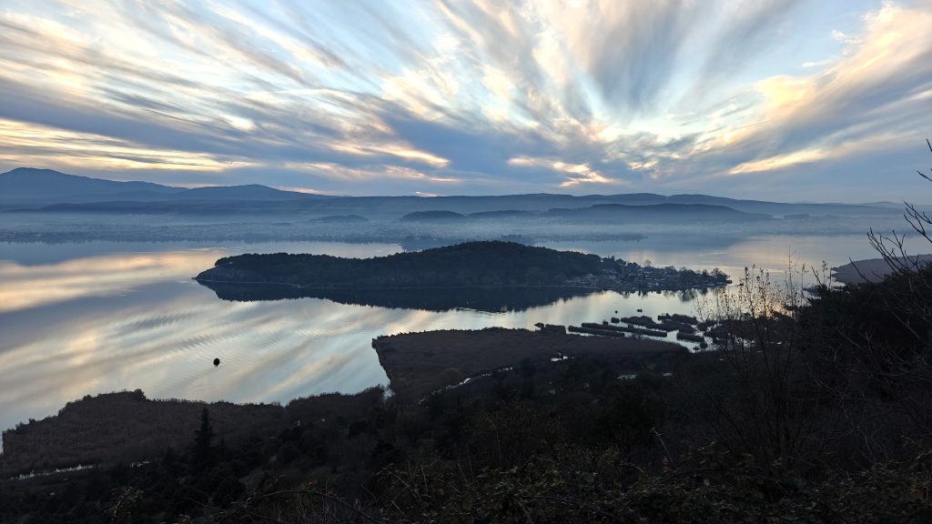 Spectaculaire zonsondergang boven Lake Pamvotida en Ioannina