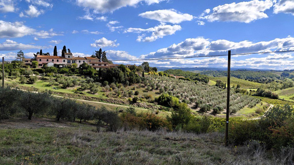 Wandelen door de wijngaarden in Toscane