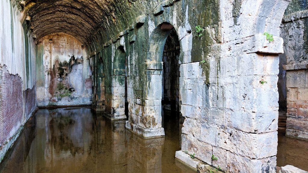 De waterreservoirs in het oude Aptera op Kreta
