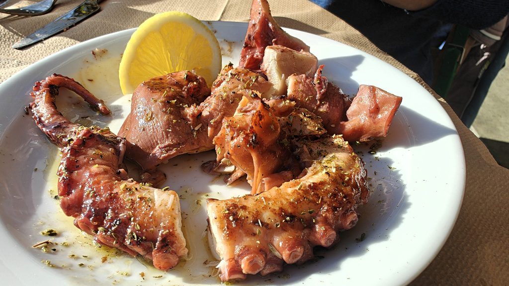 Gegrilde octopus bij Mouria Fish Taverna in Kalamata Griekenland