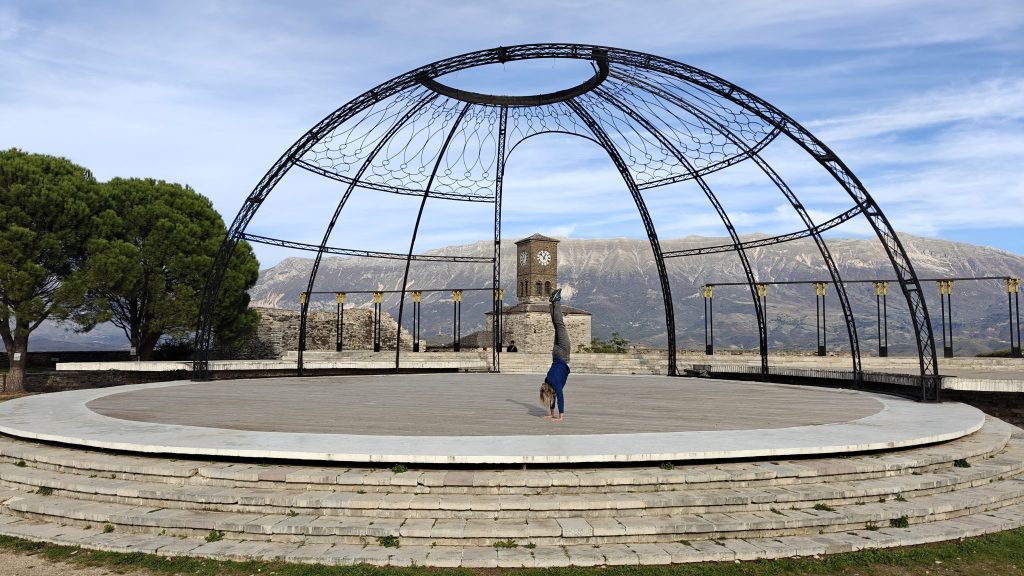 Handstandfoto in Gjirokaster castle _ Kasteel van Gjirokaster