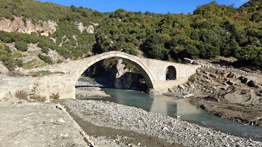 Kadiut bridge bij Benja thermale baden
