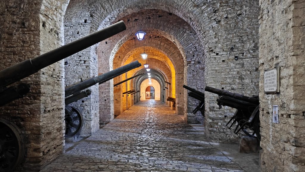Kasteel van Gjirokaster _ Castle of Gjirokaster