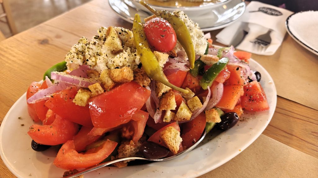 Kretenzische Salade met mizithra van To Dichalo in Chania