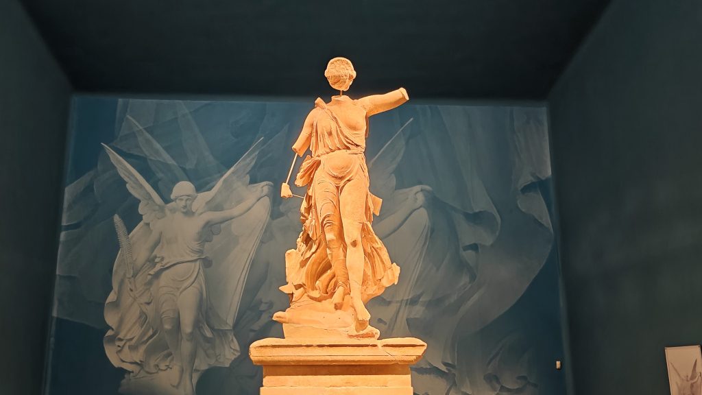 Standbeeld van de godin Nike in het Archeologisch museum van Ancient Olympia