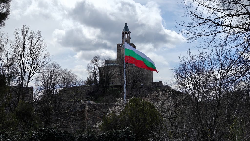 Bulgaarse vlag bij de Patriarchale Kerk in Tsarevets Fort Veliko Tarnovo