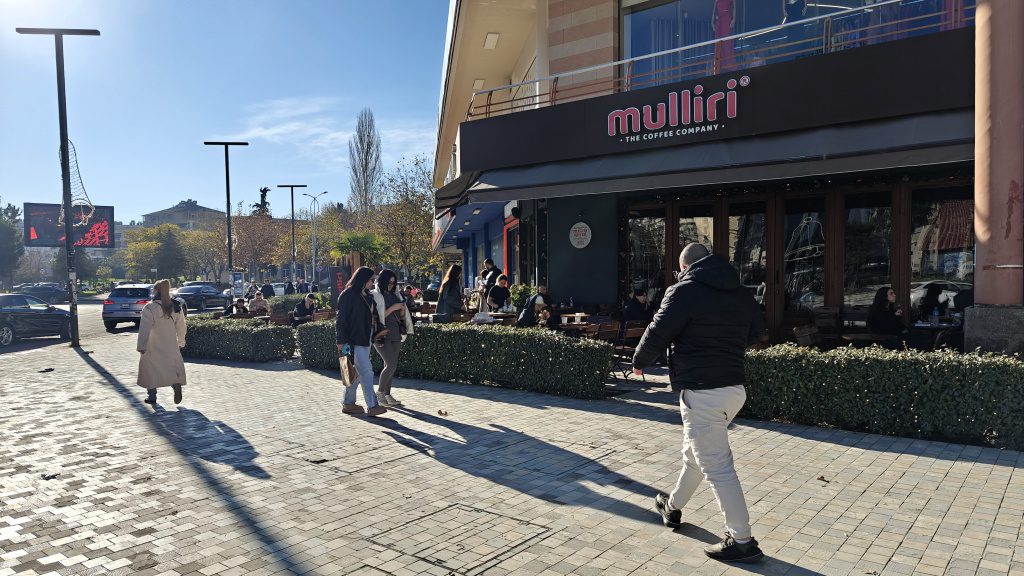 Koffiedrinken bij Mulliri in Vlorë