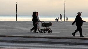 Pantoffeluurtje op de Lungomare in Vlorë Albanië