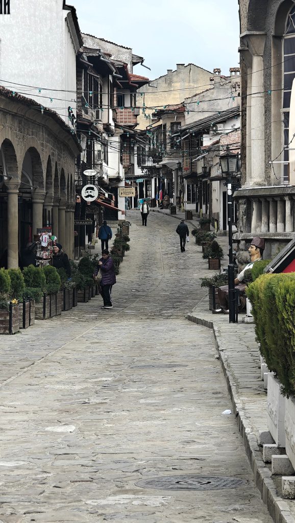 Straatbeeld in de oude stad van Veliko Tarnovo Bulgarije