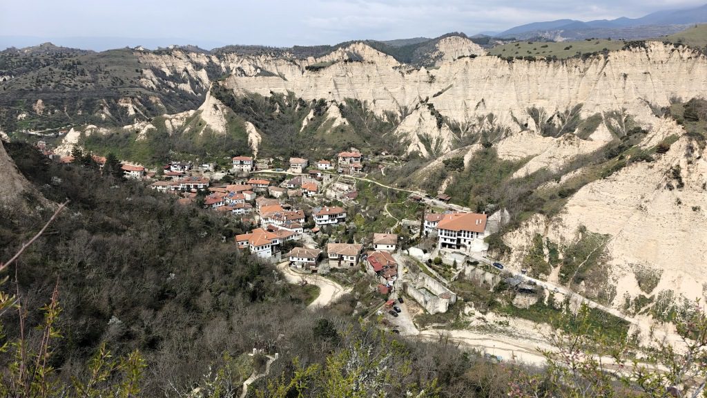 Uitzicht over Melnik en de pyramides van zandsteen Bulgarije