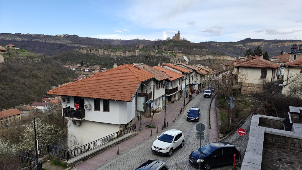 Zicht op Veliko Tarnovo en Tsarevets Fort