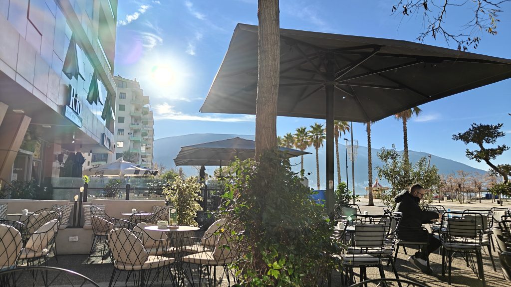 Zonnige ochtend langs de Lungomare in Vlore