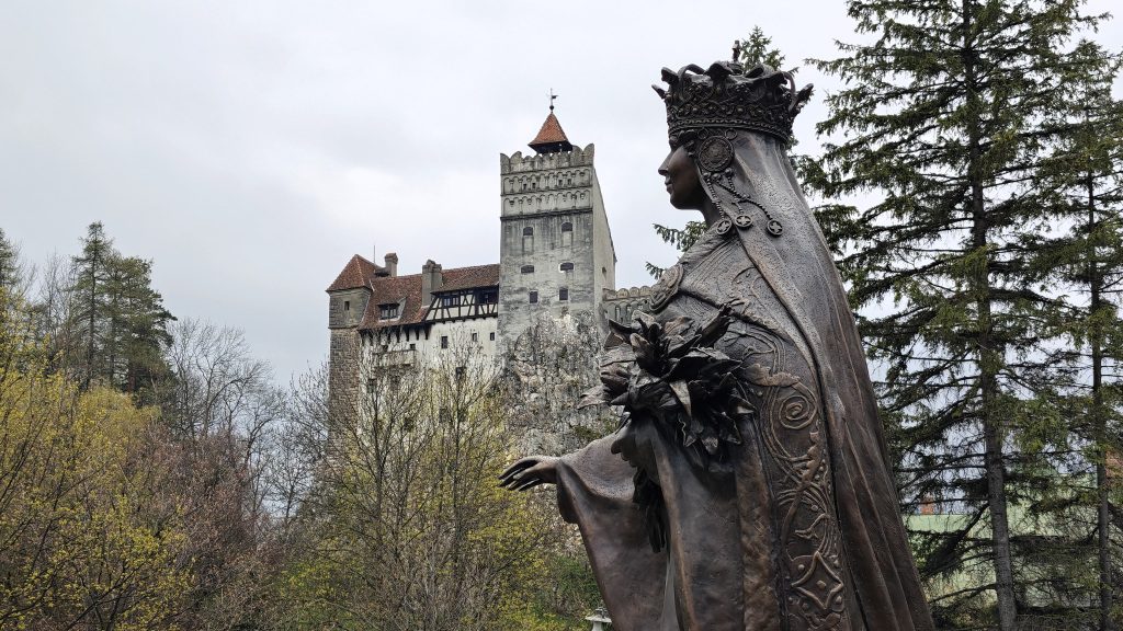 Bran castle met standbeeld van Koningin Marie van Roemenië